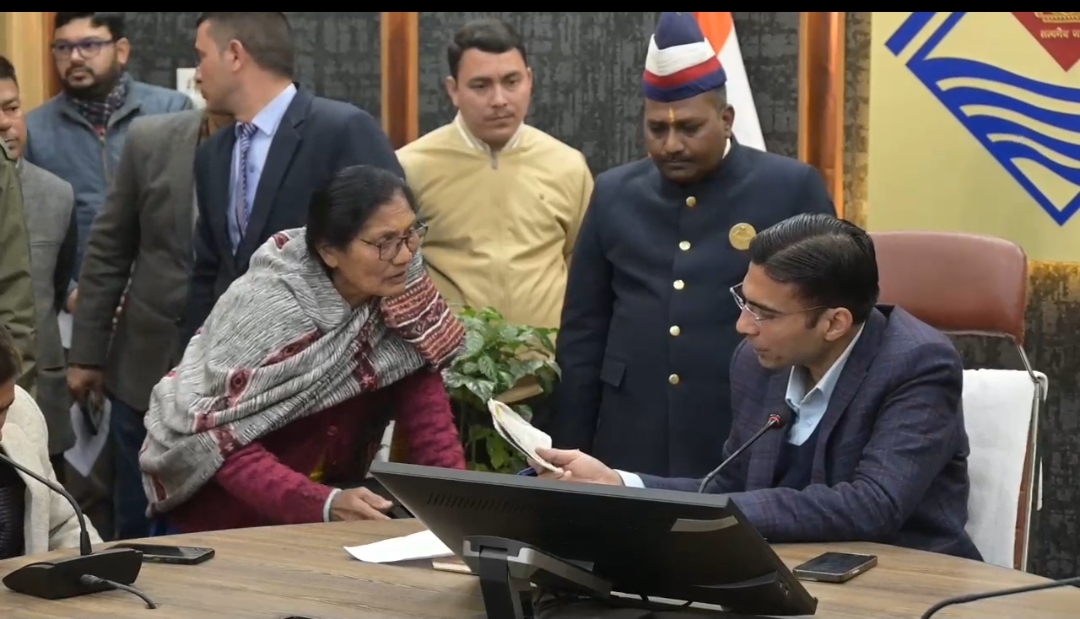 *बुजुर्ग को बेटे-बहू से जान का खतरा, डीएम ने फास्ट ट्रैक सुनवाई के लिए तहसील से मामला जिला कार्यालय मंगवाया,*