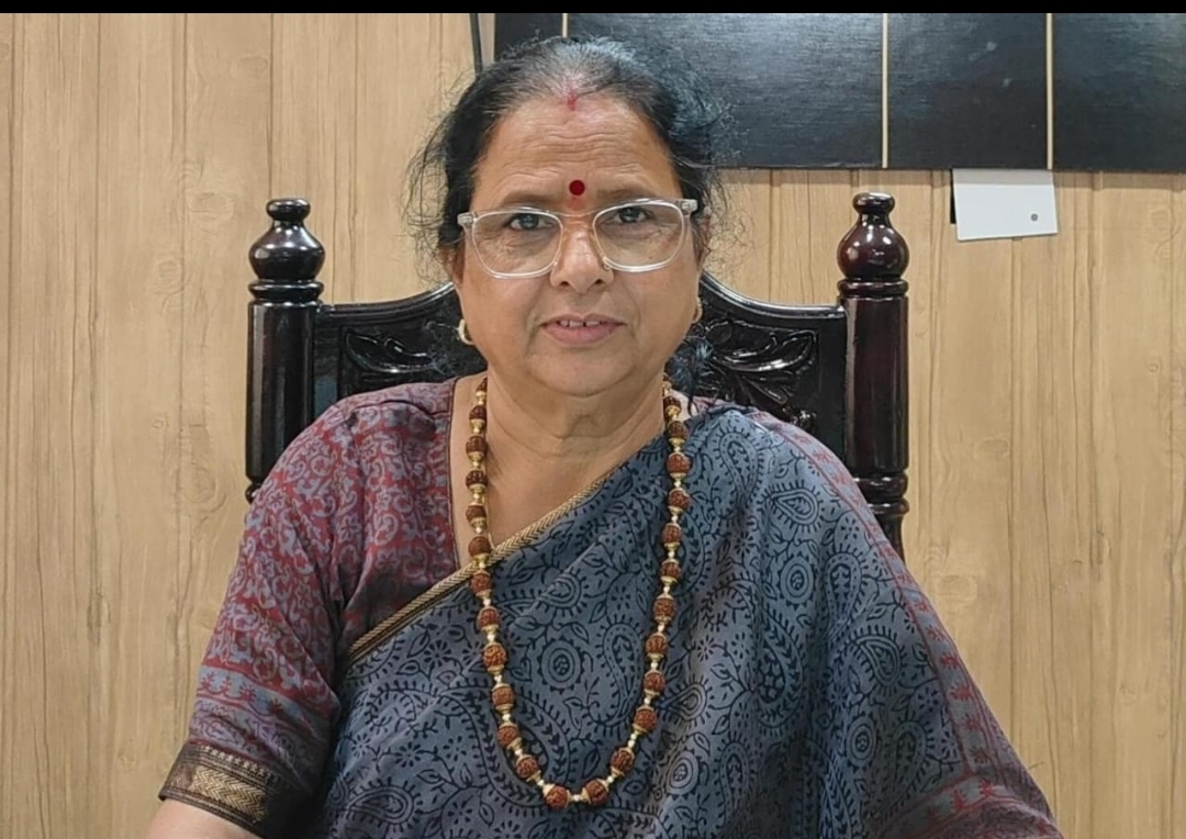 *सोशल मीडिया की चकाचौंध में खो रही नई पीढ़ी और बिखर रहे संस्कार, महिला आयोग की अध्यक्ष ने माता-पिता को किया आगाह*