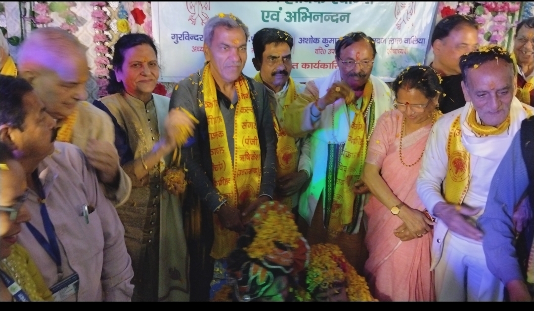 *ऋषिकेश-वरिष्ठ नागरिकों ने खेली फूलों की होली*