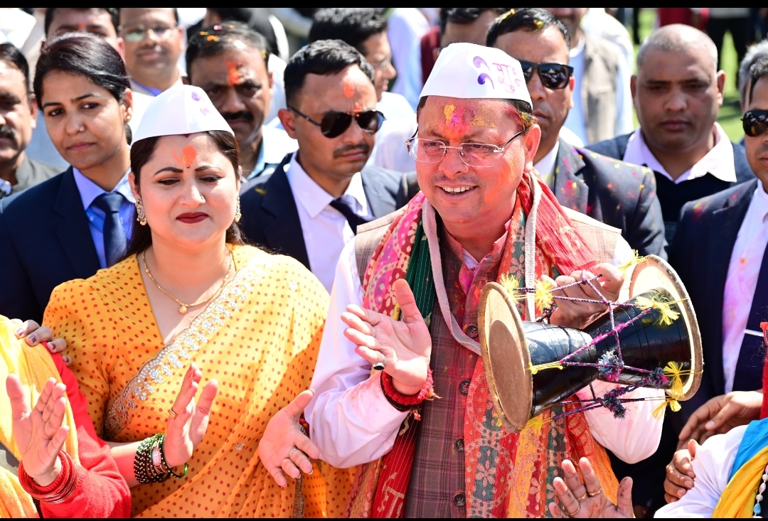 *लोक गीतों की धुनों के बीच सीएम आवास में निखरे होली के रंग*