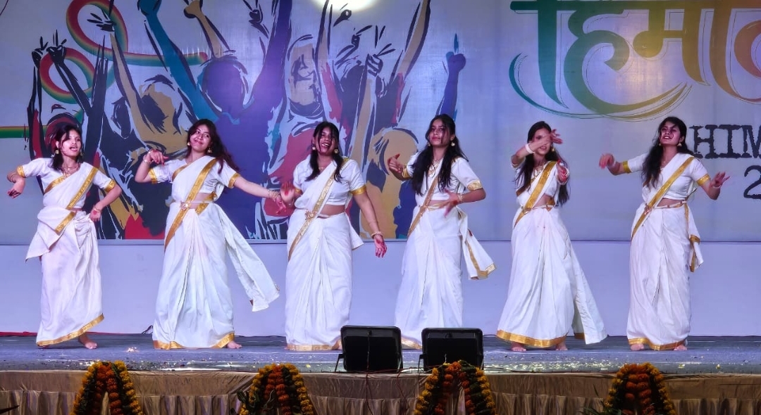 *हिमोत्सव-2026 : एसआरएचयू में बिखरे भारतीय लोक संस्कृति के रंग*