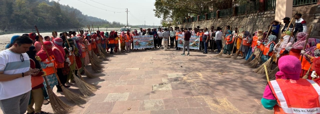 *ऋषिकेश- अंतर्राष्ट्रीय महिला दिवस पखवाड़े के अंतर्गत पवित्र मां गंगा के पावन तट पर चला बृहद सफाई अभियान*