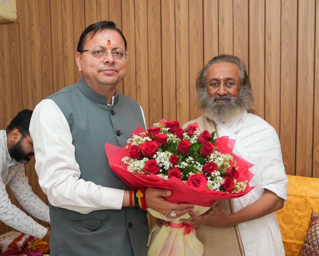 *ऋषिकेश-मुख्यमंत्री  पुष्कर सिंह धामी ने श्री श्री रविशंकर जी से की शिष्टाचार भेंट*