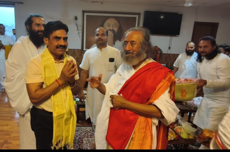 *ऋषिकेश- गुरुदेव श्री श्री रविशंकर जी से मिले मेयर शंभू पासवान*