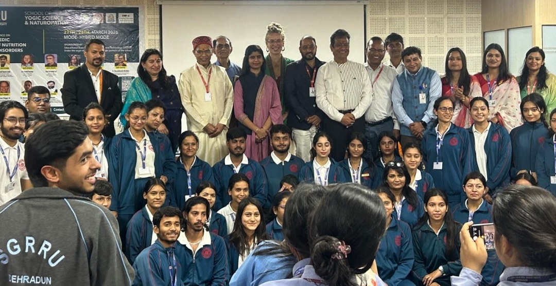 “*आयुर्वेद में आहार केवल पेट भरने का साधन नहीं, बल्कि रोग-निवारण की प्रथम औषधि है।*”