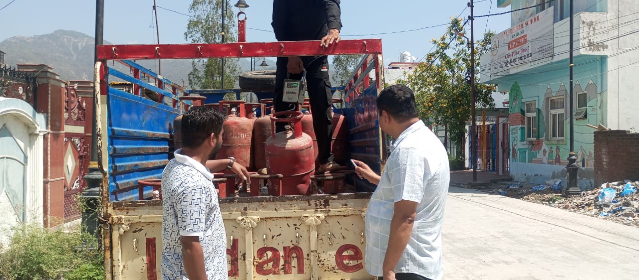 *ऋषिकेश क्षेत्र के बनखण्डी में एक वाहन कर रहा था  गैस की कालाबाजारी एवं अवैध रिफिलिंग- मुकदमा दर्ज*