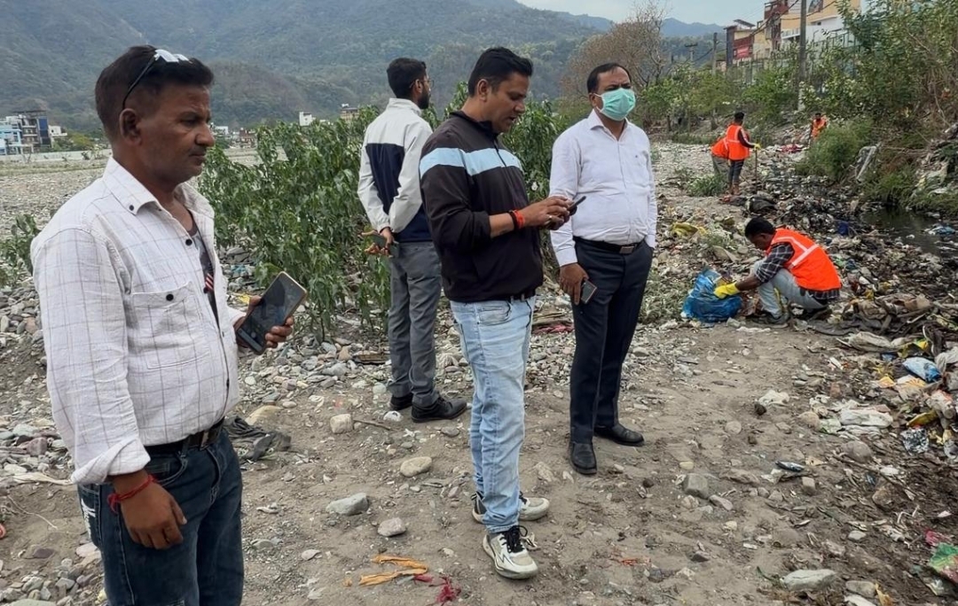 *आगामी चारधाम यात्रा के दृष्टिगत  नगर निगम ऋषिकेश द्वारा चार सफाई निरीक्षकों के नेतृत्व में चार टीमें बनाकर चलाया सफाई अभियान*