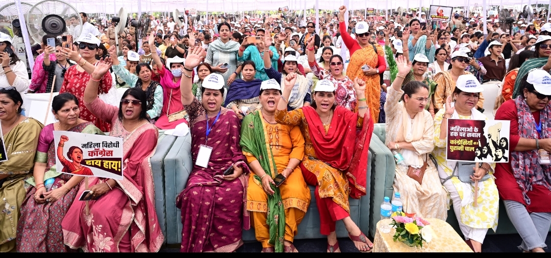 *मुख्यमंत्री  ने हजारों की संख्या में मौजूद महिलाओं के साथ परेड ग्राउंड से घंटाघर तक निकाले जन आक्रोश पदयात्रा*