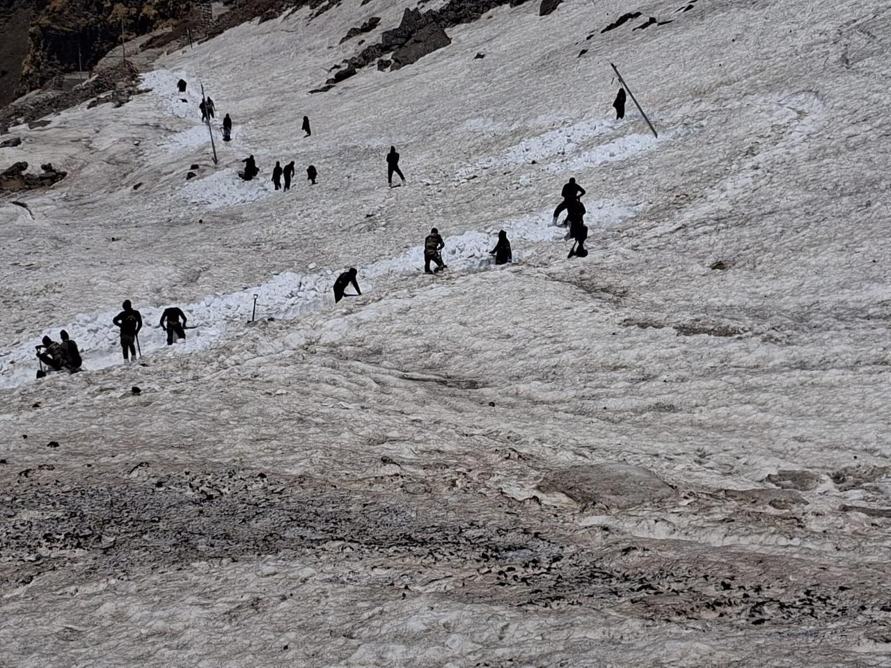 *भारतीय सेना के जवान और सेवादार हेमकुंट साहिब ट्रेक पर बर्फ हटाने के कार्य में अटूट समर्पण के साथ बढ़ रहे हैं आगे*