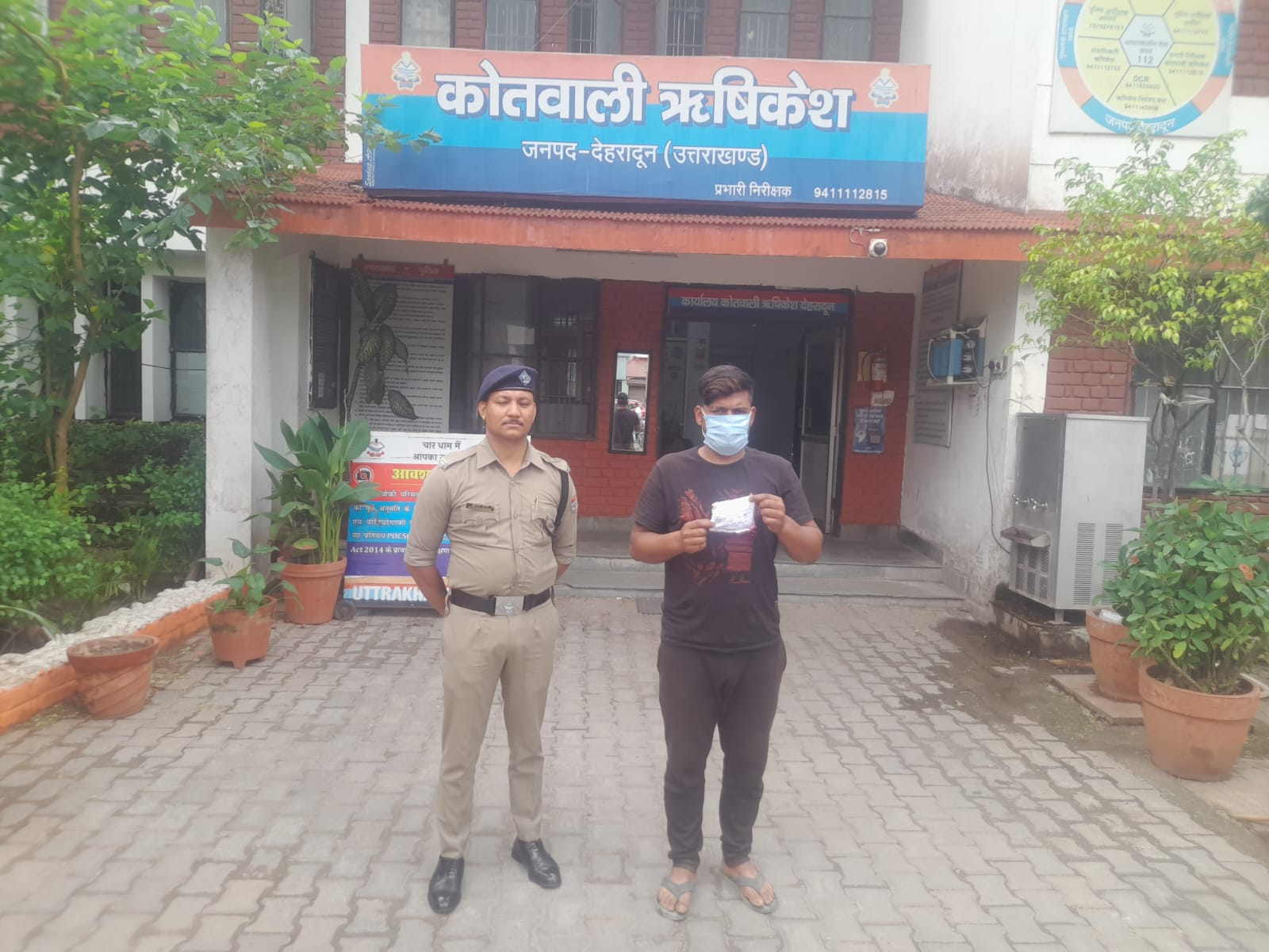 *ऋषिकेश-99.5 ग्राम  अवैध चरस की तस्करी करते हुए मनीष बिष्ट को पुलिस ने किया गिरफ्तार*
