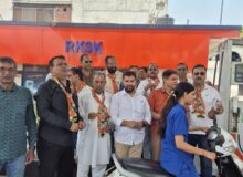 *ऋषिकेश- कांग्रेसीयों ने पेट्रोल भरवाने आए ग्राहकों को “मेलोडी टॉफ़ी” बांटकर  केंद्र सरकार के खिलाफ जताई नाराजगी*