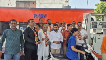 *ऋषिकेश- कांग्रेसीयों ने पेट्रोल भरवाने आए ग्राहकों को “मेलोडी टॉफ़ी” बांटकर  केंद्र सरकार के खिलाफ जताई नाराजगी*