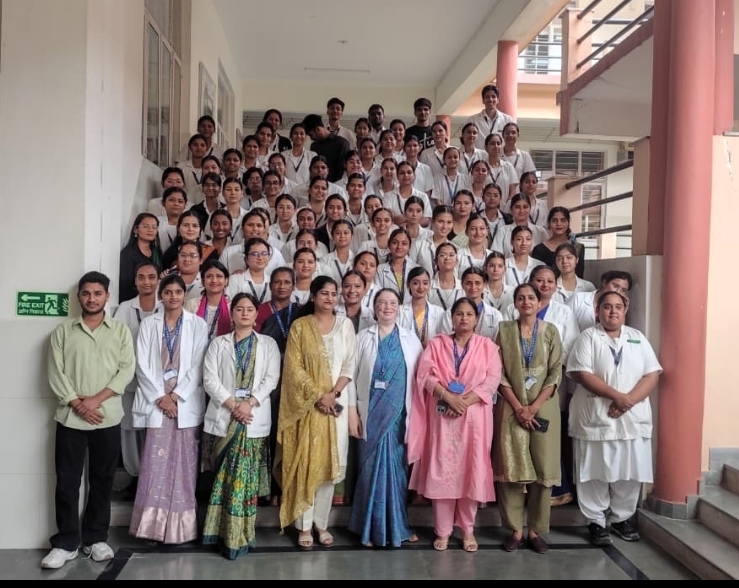*हिमालयन कॉलेज ऑफ नर्सिंग में मनाया गया अंतरराष्ट्रीय मिडवाइव्स डे*