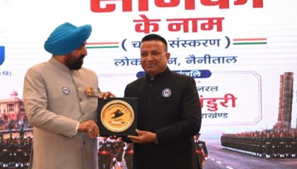 *ऋषिकेश – शिक्षक,प्रख्यात उद्घोषक डॉ० सुनील दत्त थपलियाल को उतराखण्ड  राज्यपाल लेफ्टिनेंट जनरल गुरमीत सिंह द्वारा मिला सम्मान*