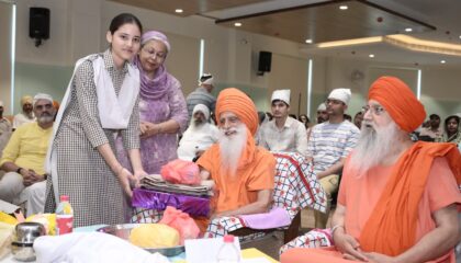 *ऋषिकेश की बेटी इशिता सिंह ‘सिटी टॉपर’ को निर्मल आश्रम महंत बाबा राम सिंह जी महाराज एवं संत बाबा जोध सिंह महाराज जी ने ₹80 हजार नकद पुरस्कार देकर किया सम्मानित*