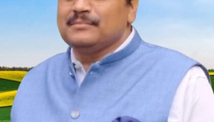 *आधुनिकता की चमक में खोते संस्कार और बिखरते परिवार*