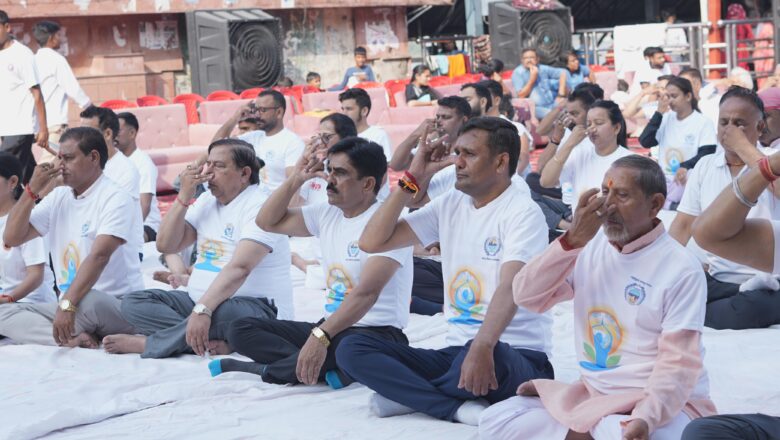 *नगर निगम ऋषिकेश द्वारा त्रिवेणी घाट पर भव्य अंतर्राष्ट्रीय योग दिवस का आयोजन*