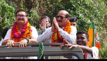 *नरेंद्रनगर पालिका चुनाव का प्रचार थमा, कैबिनेट मंत्री सुबोध उनियाल ने भाजपा सभासद प्रत्याशियों के समर्थन में किया जनसंपर्क एवं जनसभा को किया संबोधित*