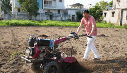 *मुख्यमंत्री धामी ने खेत में चलाया टिलर, पारंपरिक कृषि और जैविक खेती को बढ़ावा देने का दिया संदेश*