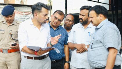 *आढ़त बाजार/तहसील चौक सड़क चौड़ीकरण परियोजना कार्य प्रगति का डीएम ने किया स्थलीय निरीक्षण*