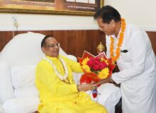 *गुरु पूर्णिमा पर डॉक्टर अग्रवाल ने लिया पूज्य स्वामी ब्रह्मस्वरूप ब्रह्मचारी जी महाराज का आशीर्वाद*