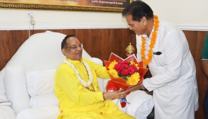 *गुरु पूर्णिमा पर डॉक्टर अग्रवाल ने लिया पूज्य स्वामी ब्रह्मस्वरूप ब्रह्मचारी जी महाराज का आशीर्वाद*