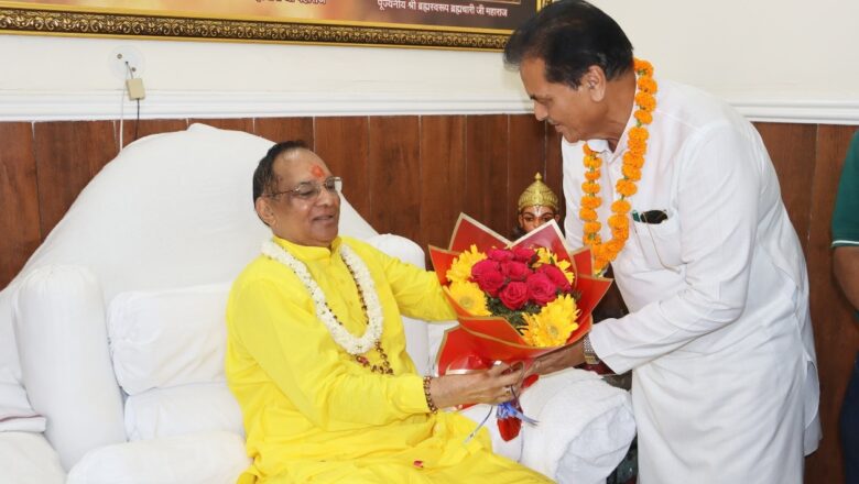 *गुरु पूर्णिमा पर डॉक्टर अग्रवाल ने लिया पूज्य स्वामी ब्रह्मस्वरूप ब्रह्मचारी जी महाराज का आशीर्वाद*