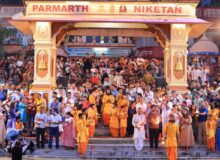*नेपाल से धार्मिक यात्रा पर आए प्रतिनिधिमंडल ने परमार्थ निकेतन, दिव्य गंगा आरती में सहभाग*