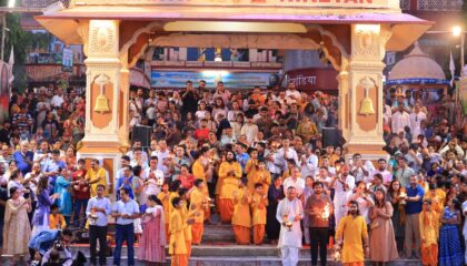 *नेपाल से धार्मिक यात्रा पर आए प्रतिनिधिमंडल ने परमार्थ निकेतन, दिव्य गंगा आरती में सहभाग*