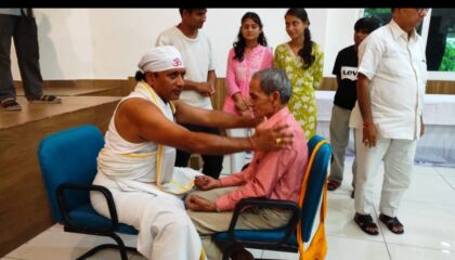 *डॉ लक्ष्मी नारायण जोशी  ने वरिष्ठ नागरिकों को स्वस्थ जीवन शैली पर व्याख्यान के साथ साथ रोगियों का किया उपचार*
