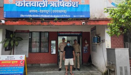 *ऋषिकेश-“किंग ऑफ उत्तराखण्ड” गैंग का ₹25,000/- का इनामी वांछित अभियुक्त दून पुलिस के शिकंजे में*