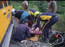 *चकराता- लालपुल के पास 35 मीटर गहरी खाई में गिरी कार- एसडीआरएफ एवं स्थानीय पुलिस ने पांच घायलों को किया सुरक्षित रेस्क्यू*