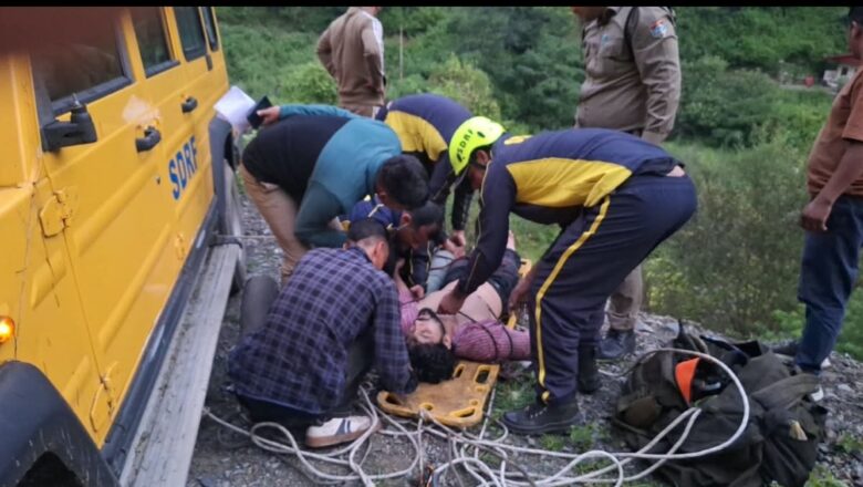 *चकराता- लालपुल के पास 35 मीटर गहरी खाई में गिरी कार- एसडीआरएफ एवं स्थानीय पुलिस ने पांच घायलों को किया सुरक्षित रेस्क्यू*