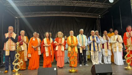 टेम्स के तट पर गूँजी माँ गंगा की आरती, सनातन चेतना का विश्व तक पहुँचा संदेश.