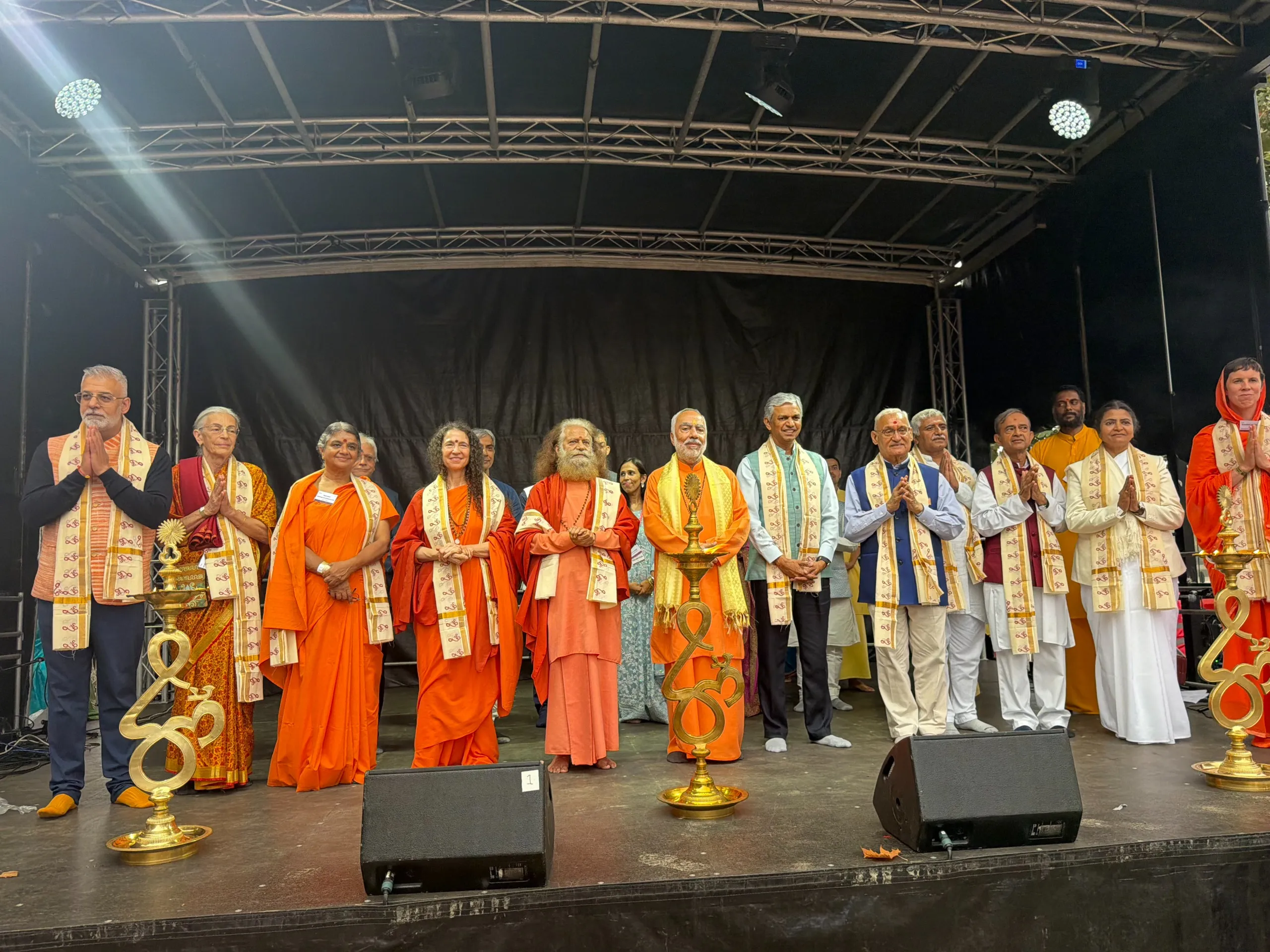 टेम्स के तट पर गूँजी माँ गंगा की आरती, सनातन चेतना का विश्व तक पहुँचा संदेश.