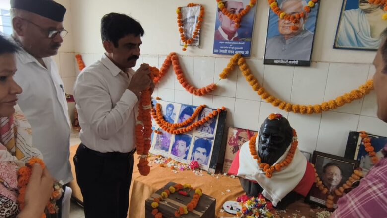 *ऋषिकेश-नगर निगम  में मसूरी गोलीकांड के अमर शहीदों को दी भावभीनी श्रद्धांजलि*