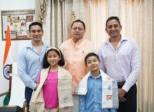 माउंट किलिमंजारो फतह करने वाले नन्हे पर्वतारोहियों से मुख्यमंत्री धामी ने की भेंट