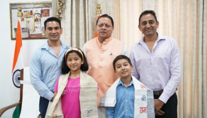 माउंट किलिमंजारो फतह करने वाले नन्हे पर्वतारोहियों से मुख्यमंत्री धामी ने की भेंट