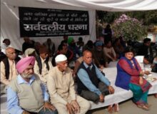 वर्षों से हाईवे किनारे खड़ा कूड़े का पहाड़, परेशान लोगों ने शुरू किया धरना।