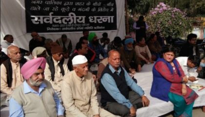 वर्षों से हाईवे किनारे खड़ा कूड़े का पहाड़, परेशान लोगों ने शुरू किया धरना।