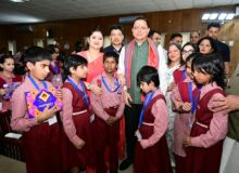 दिव्यांग बच्चों के बीच अपना जन्म दिवस मनाने पहुंचे मुख्यमंत्री पुष्कर सिंह धामी