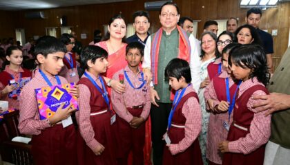 दिव्यांग बच्चों के बीच अपना जन्म दिवस मनाने पहुंचे मुख्यमंत्री पुष्कर सिंह धामी