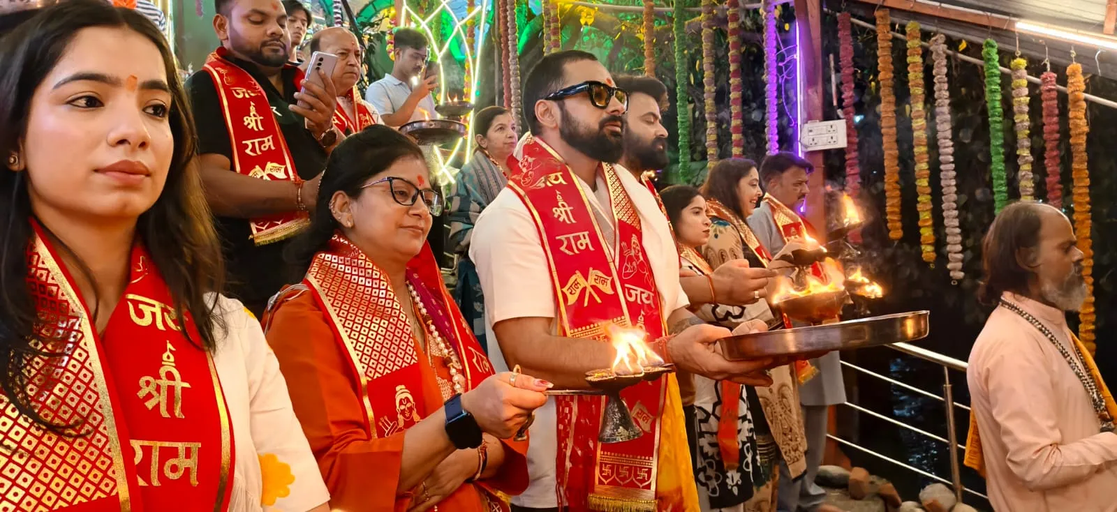 शिव-शक्ति की भव्य प्रस्तुति ने मोहा श्रद्धालुओं का मन, नितिन चक्रधारी व टीम का हुआ सम्मान।