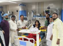 व्यापार सभा कोषाध्यक्ष ललित जिंदल के नेतृत्व में मरीजों और चिकित्सालय कर्मचारियों को बांटे फल, प्रधानमंत्री के स्वस्थ एवं दीर्घायु जीवन की कामना।