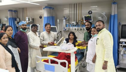 व्यापार सभा कोषाध्यक्ष ललित जिंदल के नेतृत्व में मरीजों और चिकित्सालय कर्मचारियों को बांटे फल, प्रधानमंत्री के स्वस्थ एवं दीर्घायु जीवन की कामना।