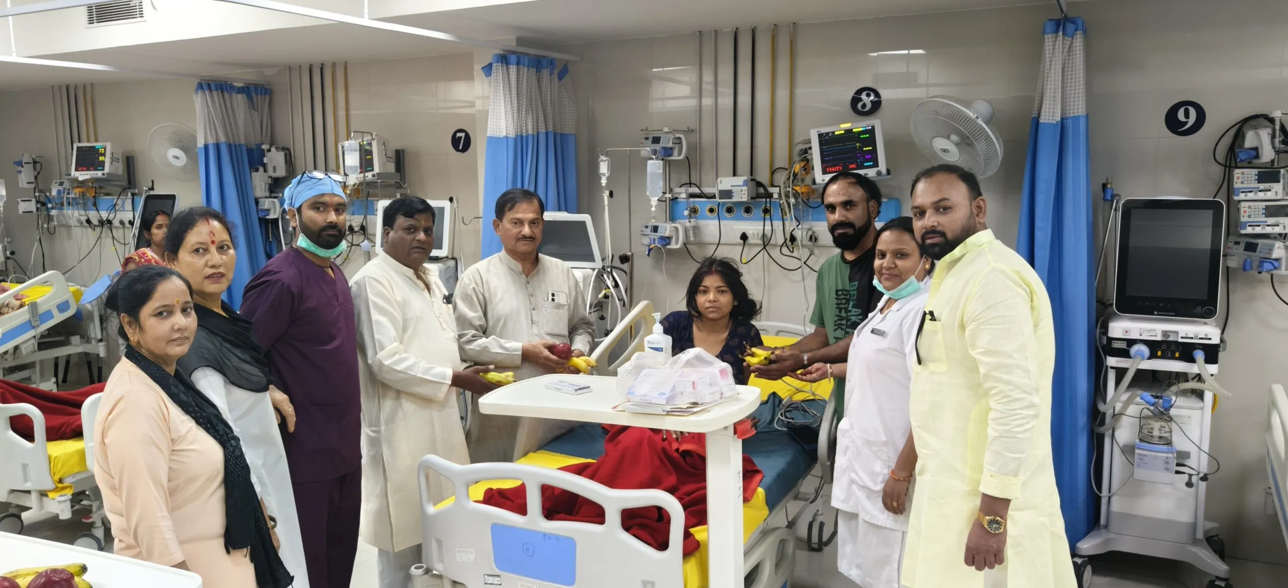 व्यापार सभा कोषाध्यक्ष ललित जिंदल के नेतृत्व में मरीजों और चिकित्सालय कर्मचारियों को बांटे फल, प्रधानमंत्री के स्वस्थ एवं दीर्घायु जीवन की कामना।