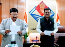 *मुख्य सचिव  आनन्द बर्द्धन ने  दीपेन्द्र चौधरी को उत्तराखण्ड सेवा का अधिकार आयोग में आयुक्त  पद की दिलाई शपथ*