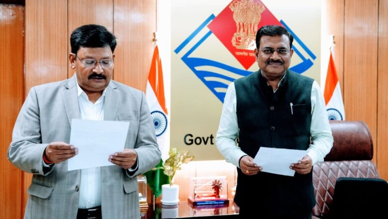 *मुख्य सचिव  आनन्द बर्द्धन ने  दीपेन्द्र चौधरी को उत्तराखण्ड सेवा का अधिकार आयोग में आयुक्त  पद की दिलाई शपथ*