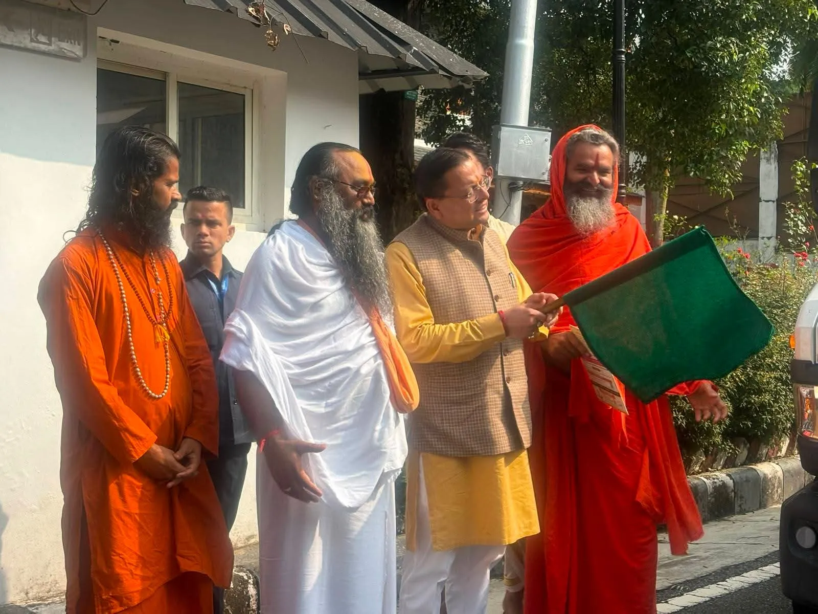 देवभूमि में गौसेवा का महासंकल्प: CM धामी ने हरी झंडी दिखाकर किया ‘गौ एंबुलेंस’ का भव्य शुभारंभ, पूज्य संतों की रही गरिमय उपस्थिति