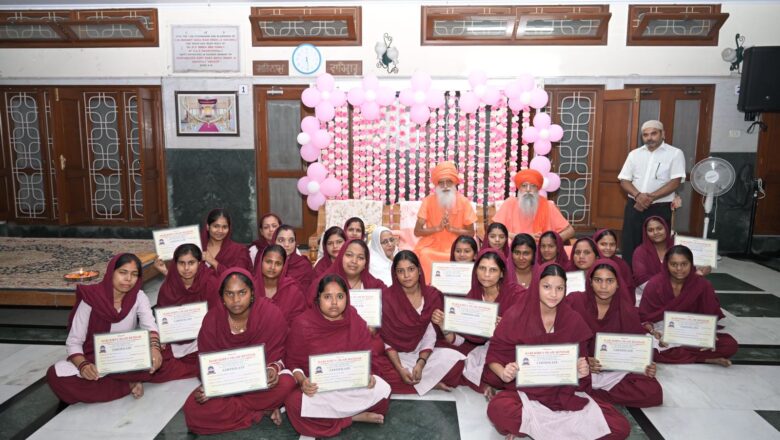 23 जरूरतमंद महिलाओं को सिलाई मशीन और प्रशस्ति पत्र देकर किया सम्मानित.